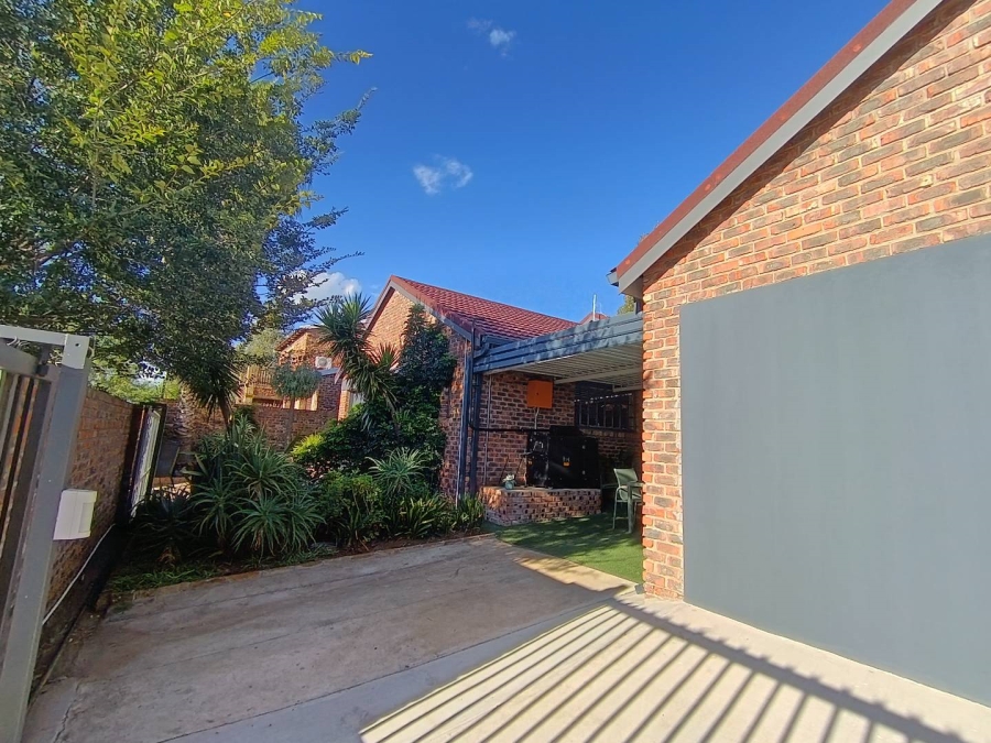 5 Bedroom Property for Sale in Langenhovenpark Free State